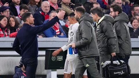 Simone Inzaghi celebrating with his Inter Milan players after beating Barcelona.